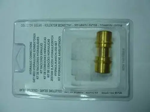 Goldfarbener Anschluss für hydraulische Verbindungen, verpackt in einer transparenten Blisterverpackung. Produkt von Remeha.